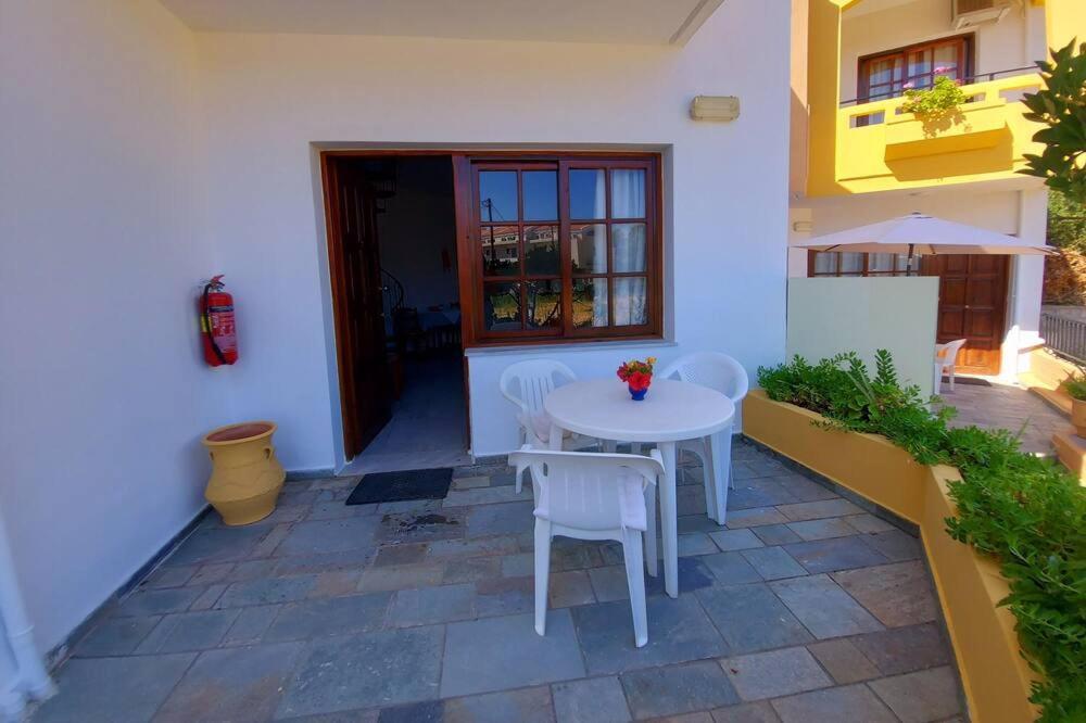 Menelaos Apartments Daratsos Exterior photo
